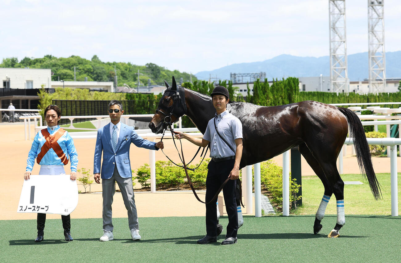 京都4R、３歳未勝利戦を制したスノースケープの口取りをする川田将雅騎手（撮影・上田博志）