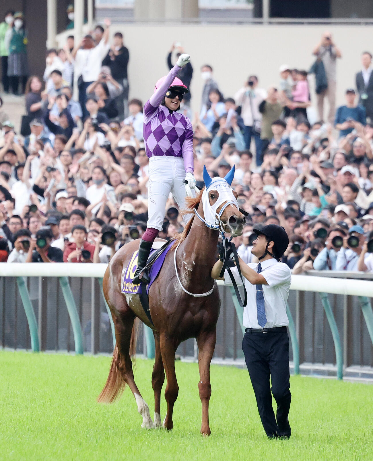 オークスを制したジュウリョクピエロとガッツポーズする今村聖奈騎手（撮影・鈴木正人）