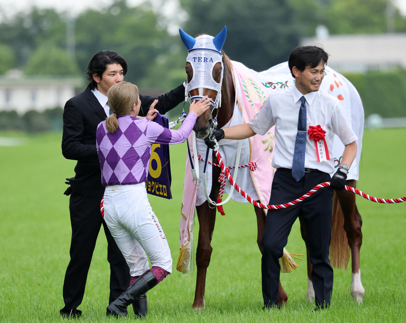 オークスを制したジュウリョクピエロをなでる今村聖奈騎手（撮影・鈴木正人）