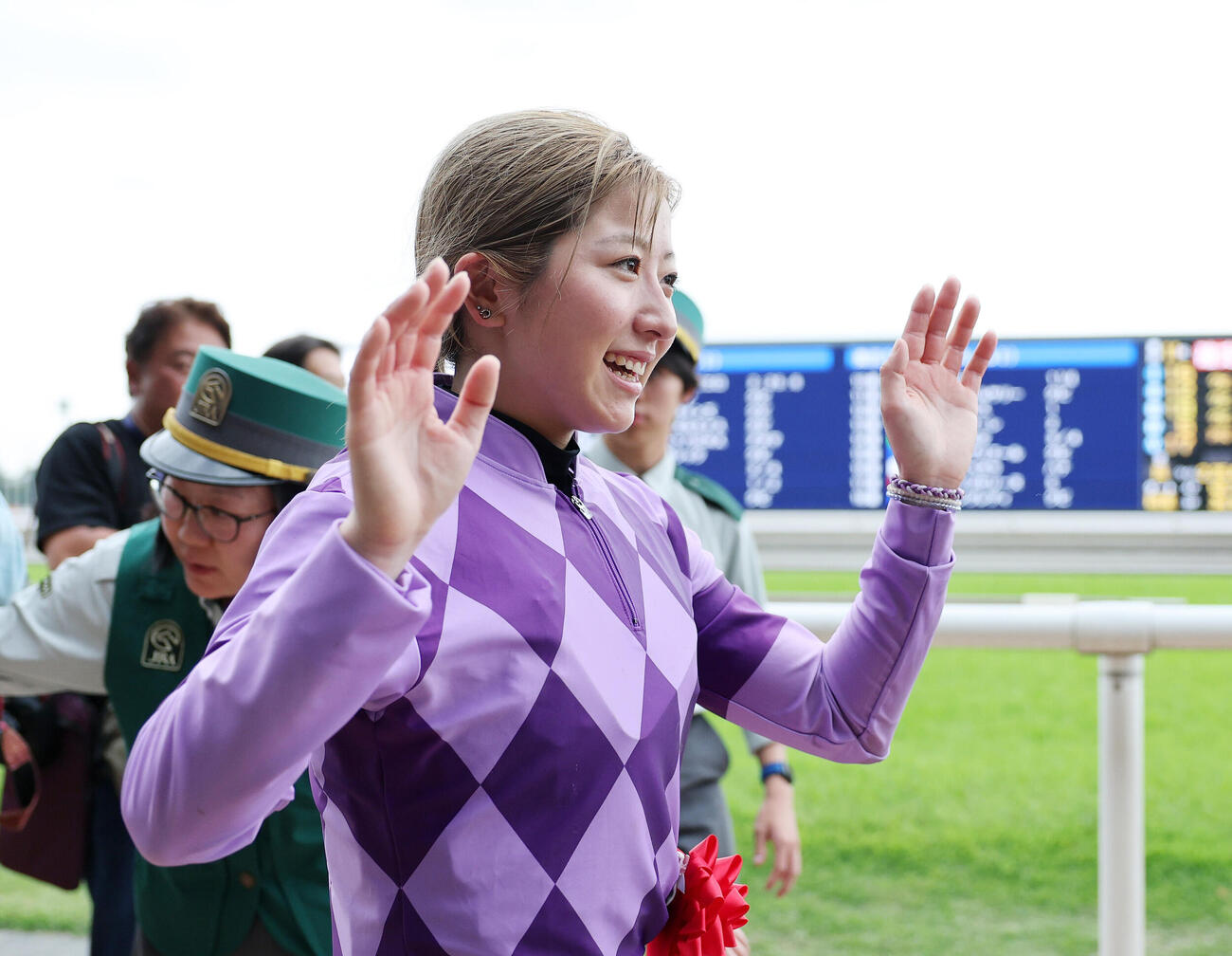 勝利インタビューを終え笑顔で引き揚げる今村聖奈騎手（撮影・鈴木正人）