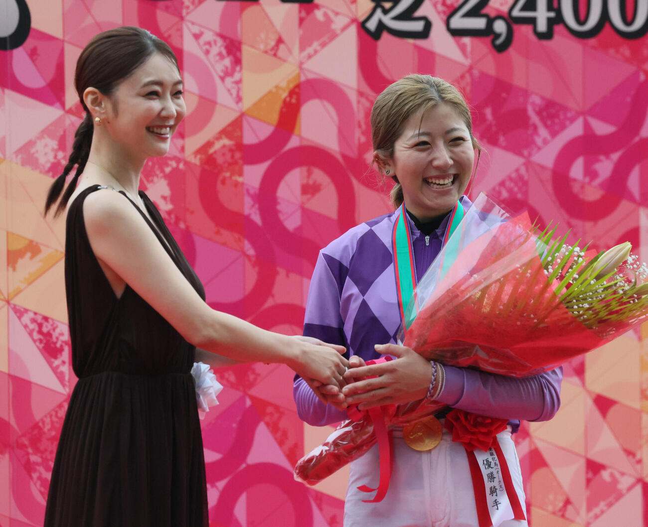 プレゼンターの倉科カナと笑顔で握手する今村聖奈騎手（撮影・丹羽敏通）