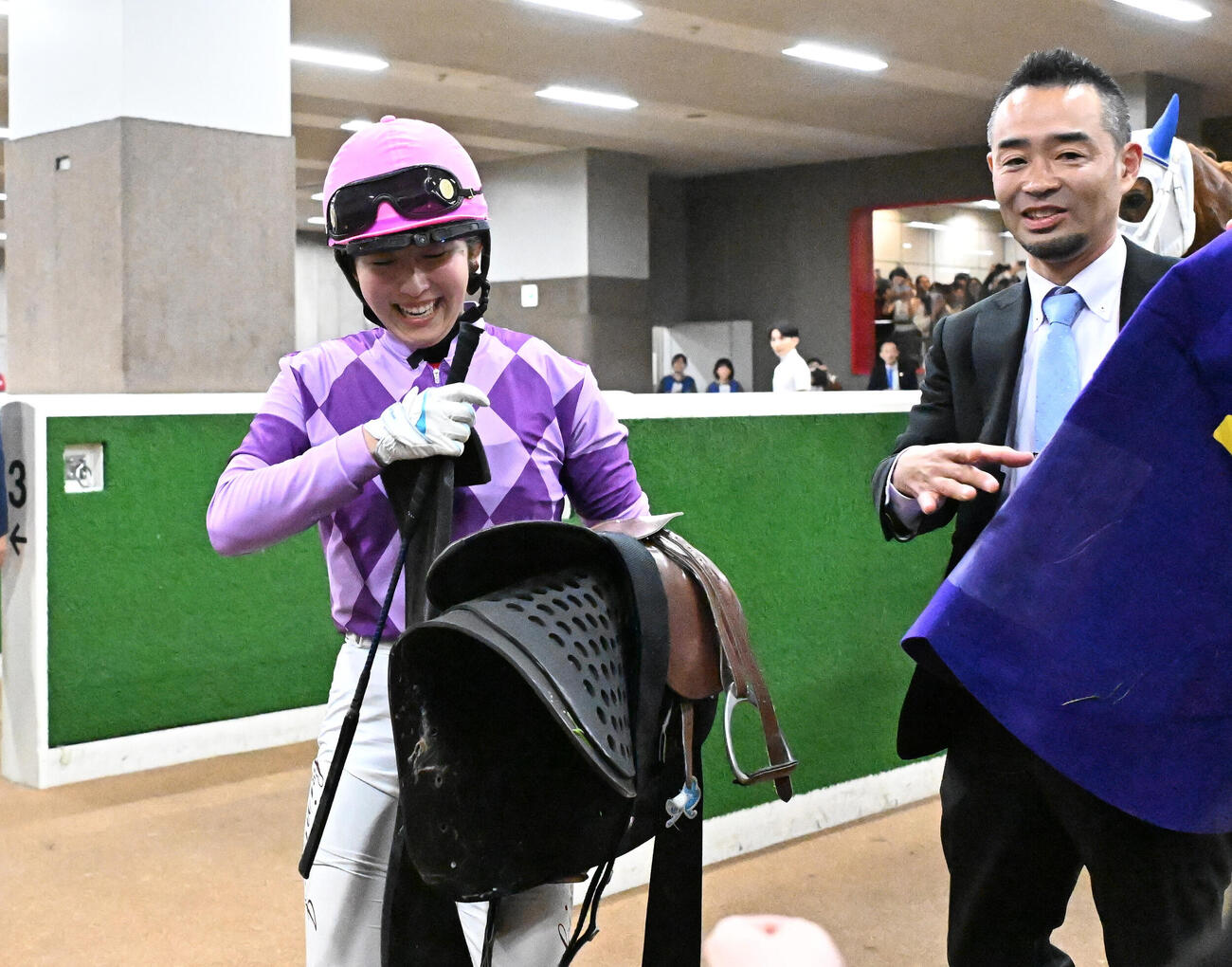 ジュウリョクピエロでオークスを制して笑顔を見せる今村聖奈騎手（左）と寺島良調教師（撮影・千葉一成）