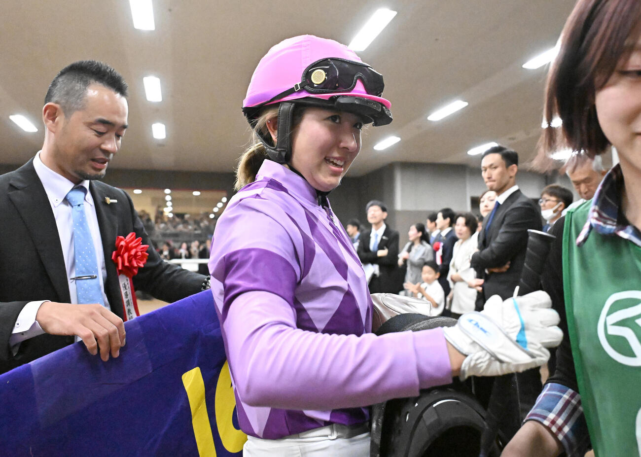 オークスをジュウリョクピエロで制した今村聖奈騎手。左は寺島良調教師（撮影・千葉一成）