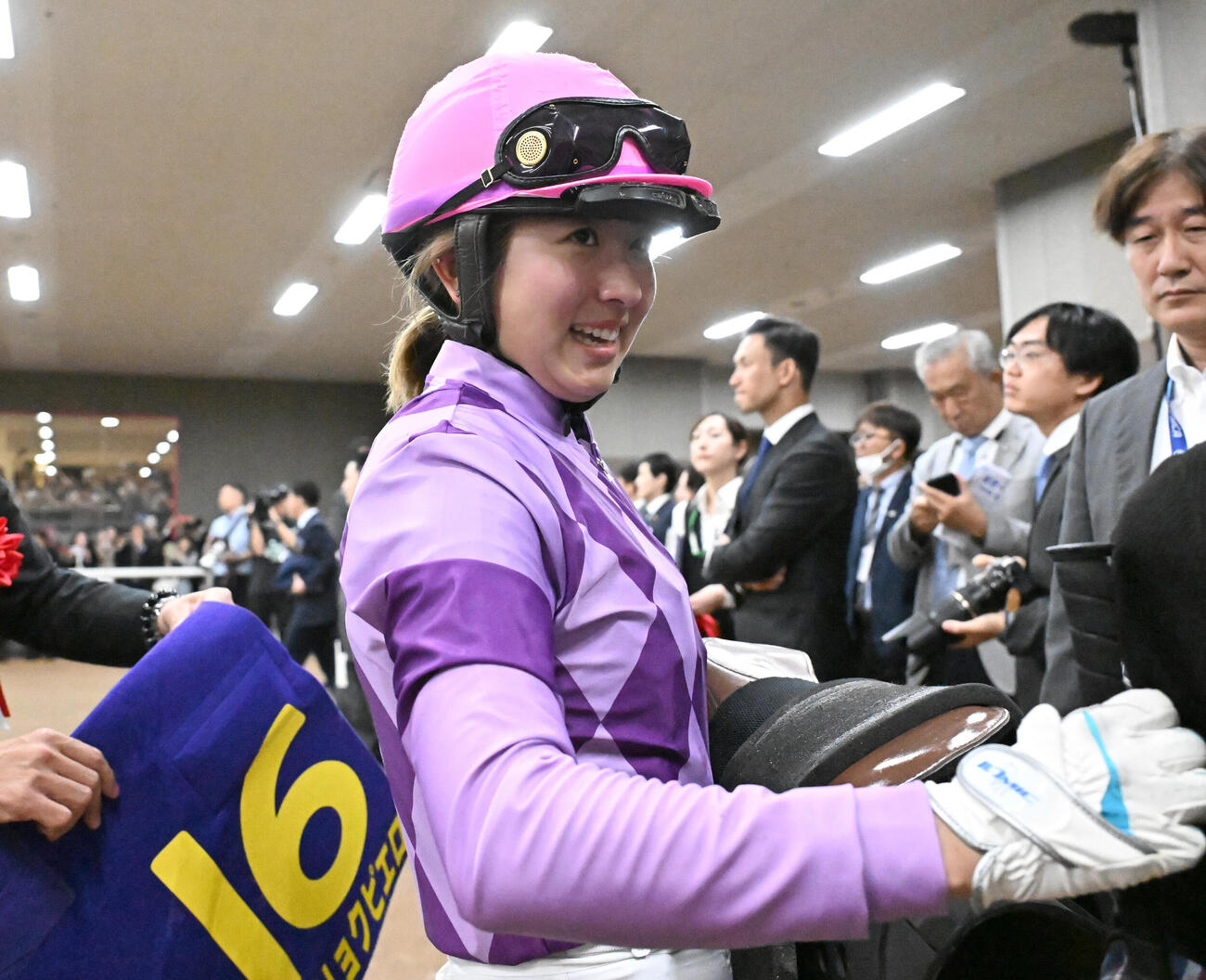 第87回オークスをジュウリョクピエロで制した今村聖奈騎手（撮影・千葉一成）