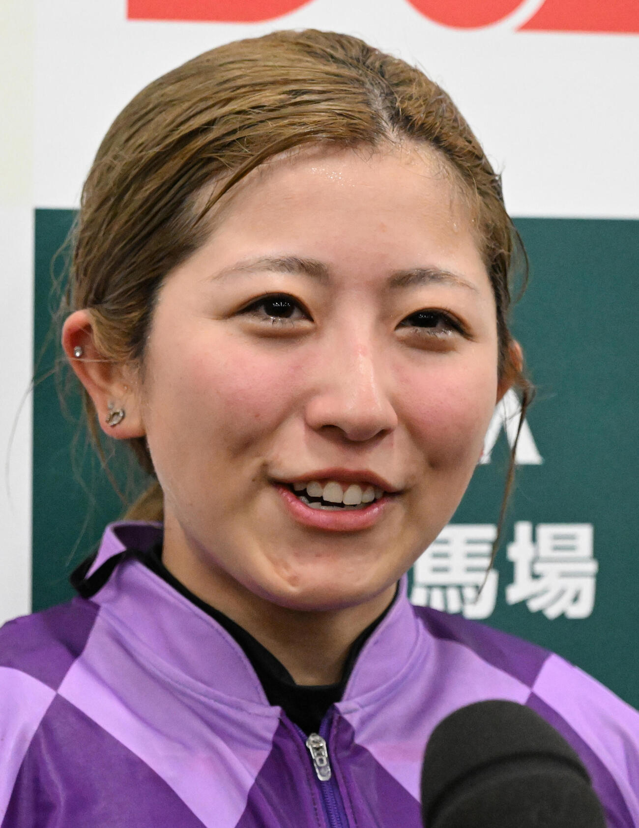 オークスをジュウリョクピエロで制し、勝利者インタビューに応える今村聖奈騎手（撮影・千葉一成）