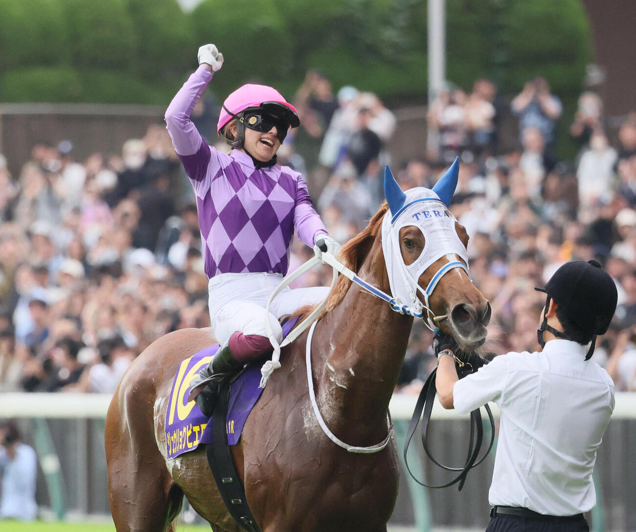 東京11R、ジュウリョクピエロでオークスを制して歓喜する今村聖奈騎手（撮影・丹羽敏通）