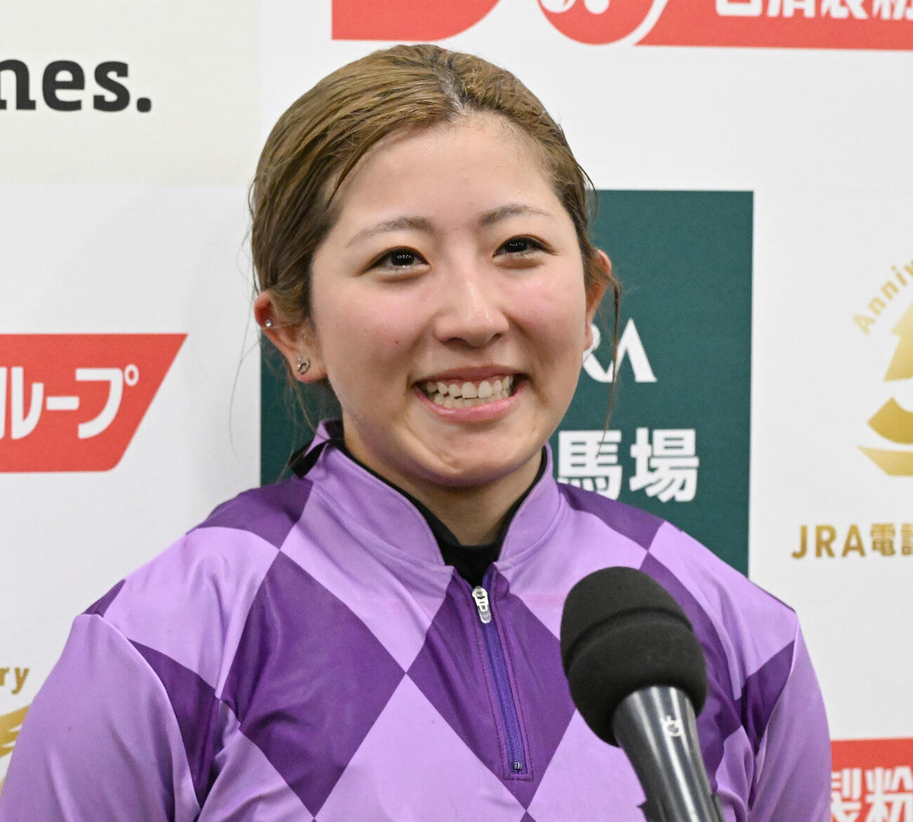 オークスをジュウリョクピエロで制し、勝利者インタビューに応える今村聖奈騎手（撮影・千葉一成）