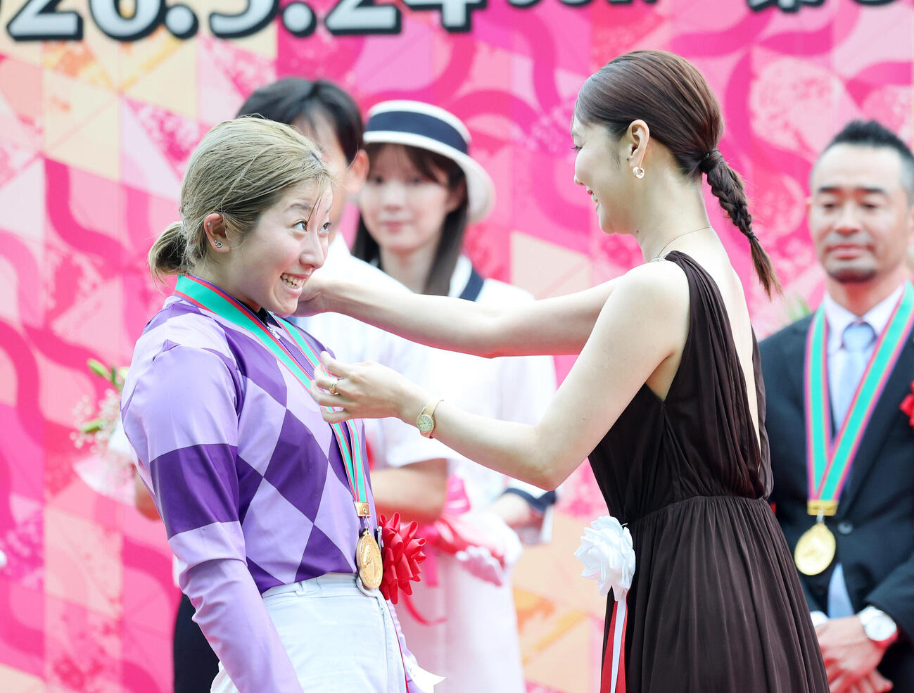オークスを制し倉科カナ（右）に表彰される今村聖奈騎手（撮影・鈴木正人）