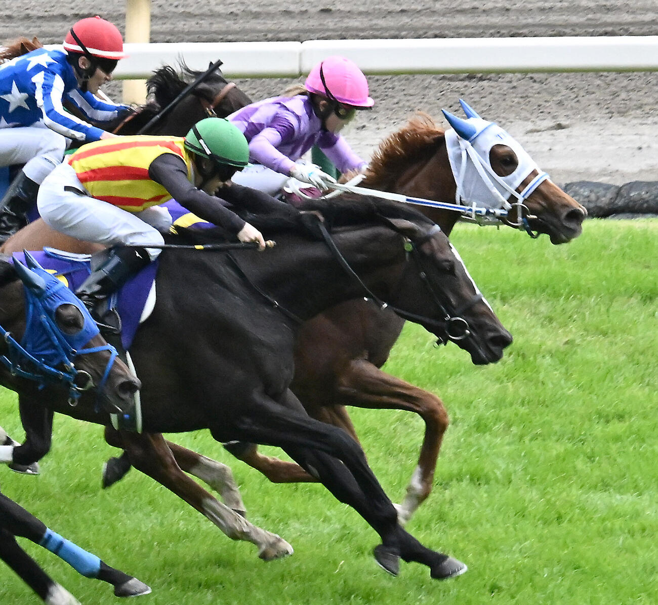 第87回オークスを制したジュウリョクピエロと今村聖奈騎手（中央）（撮影・千葉一成）