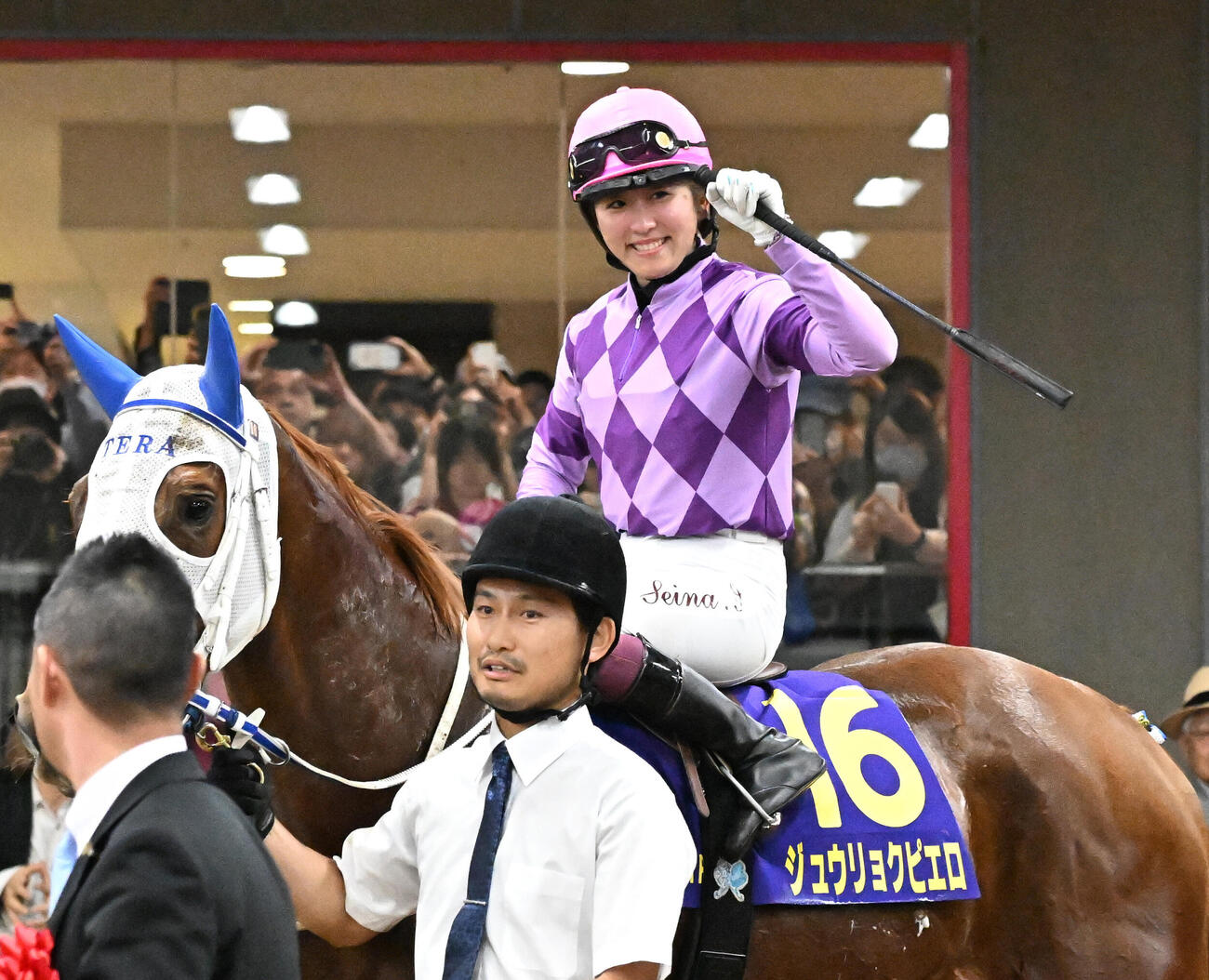 オークスをジュウリョクピエロで制し、鞍上から関係者の祝福に応える今村聖奈騎手（撮影・千葉一成）
