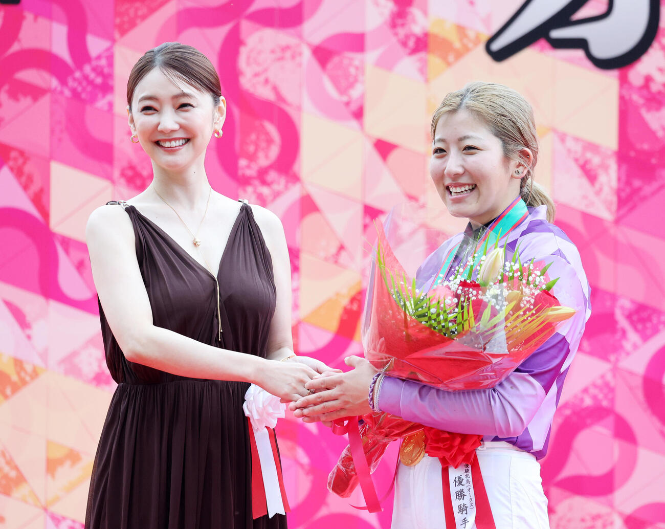 写真に納まる倉科カナ（左）と今村聖奈騎手（撮影・鈴木正人）