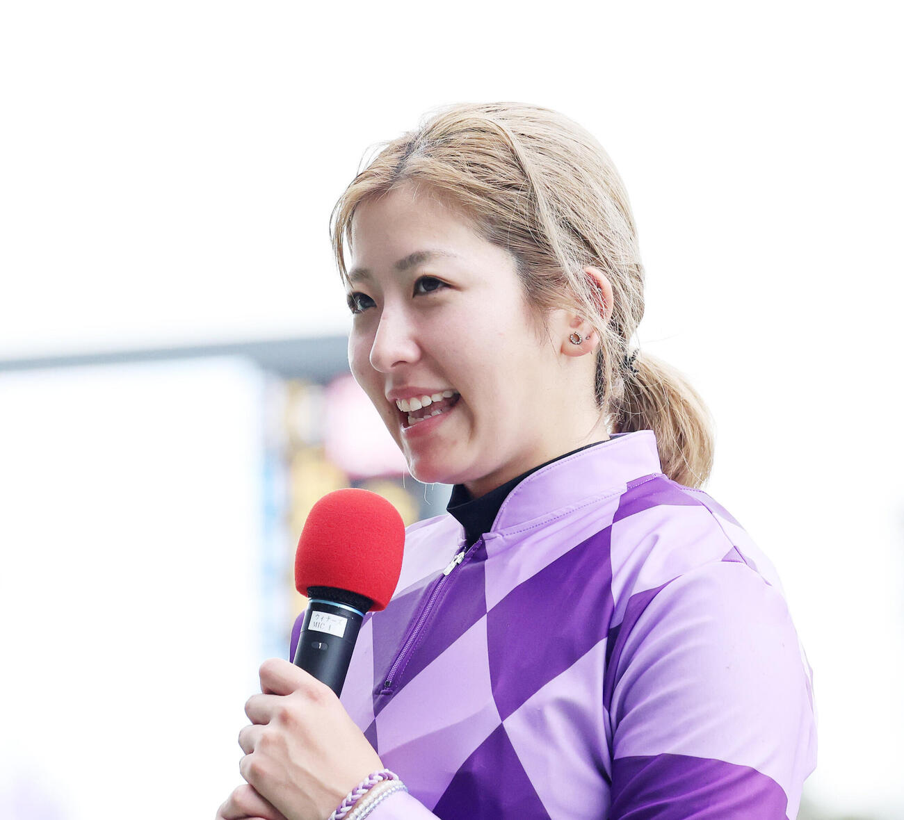 勝利インタビューを受ける今村聖奈騎手（撮影・鈴木正人）