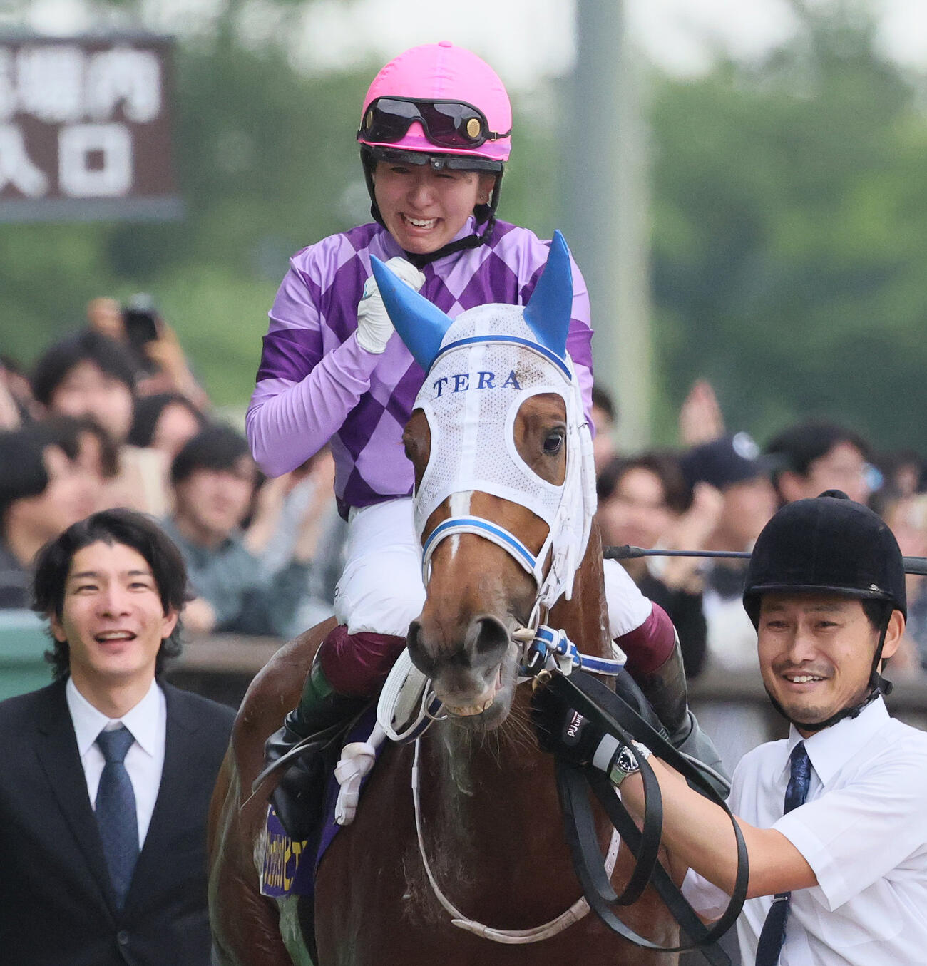 東京11R、ジュウリョクピエロでオークスを制して感極まる今村聖奈騎手（撮影・丹羽敏通）
