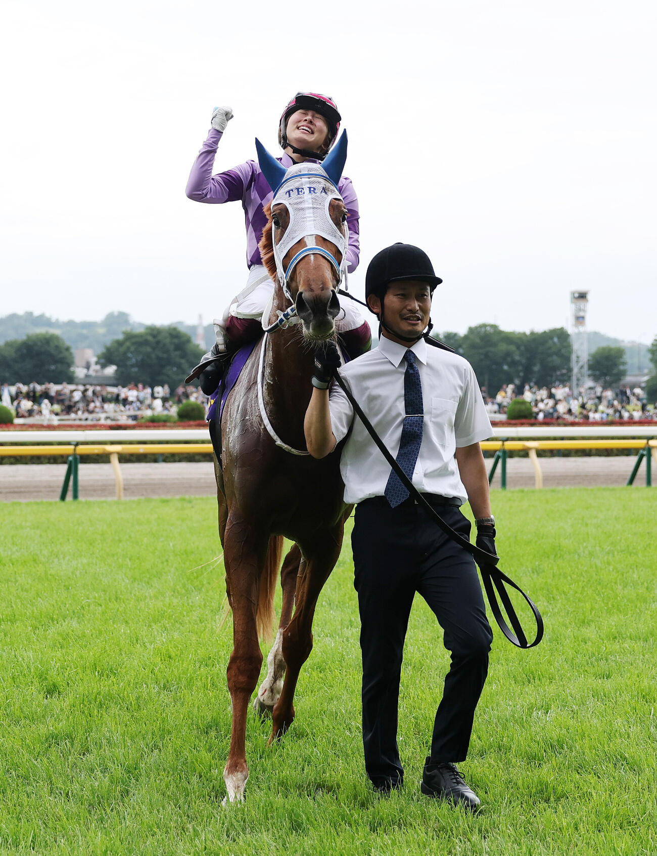 オークスを制した今村聖奈騎手は天を仰ぎガッツポーズ（撮影・鈴木正人）