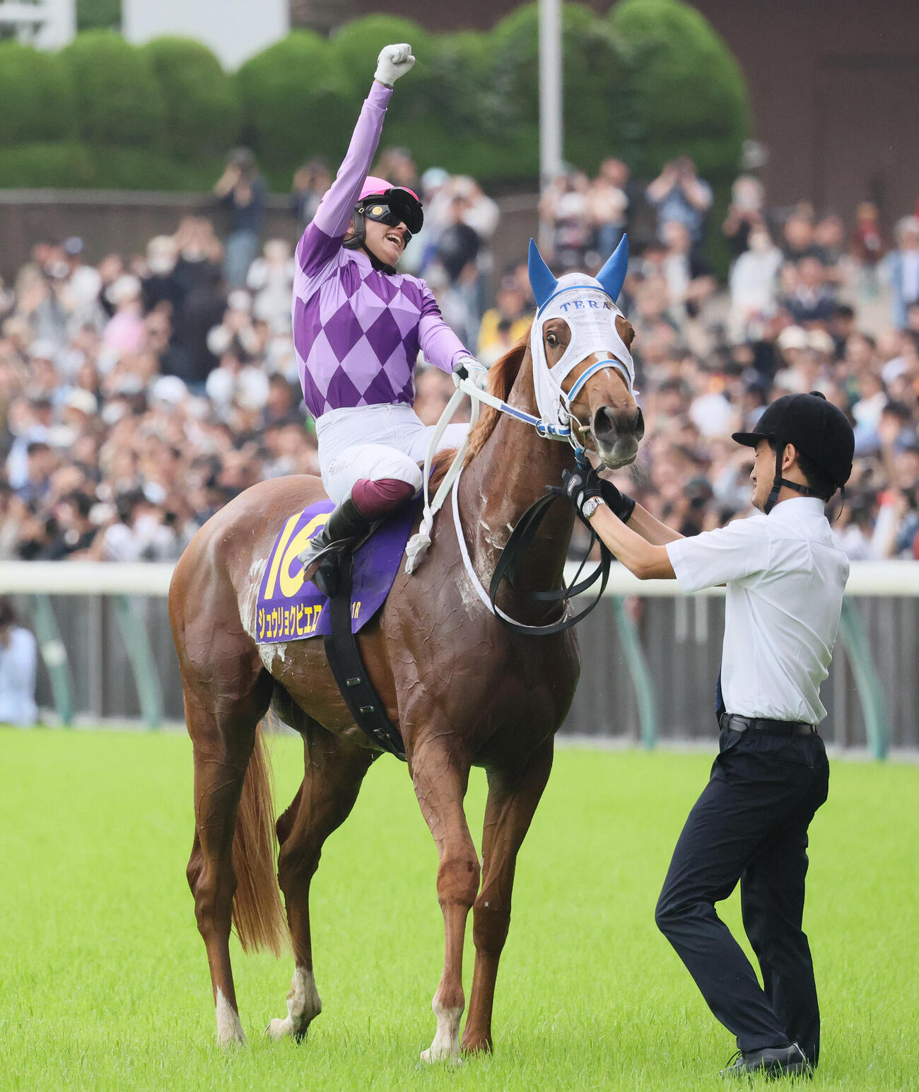 東京11R、ジュウリョクピエロでオークスを制して歓喜する今村聖奈騎手（撮影・丹羽敏通）