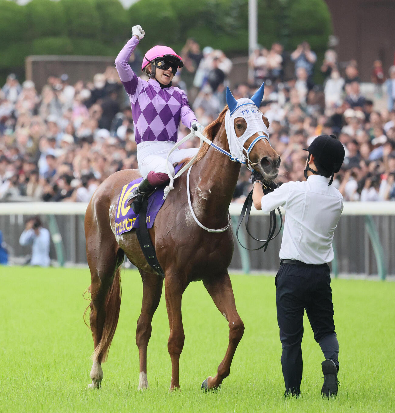 東京11R、ジュウリョクピエロでオークスを制して歓喜する今村聖奈騎手（撮影・丹羽敏通）