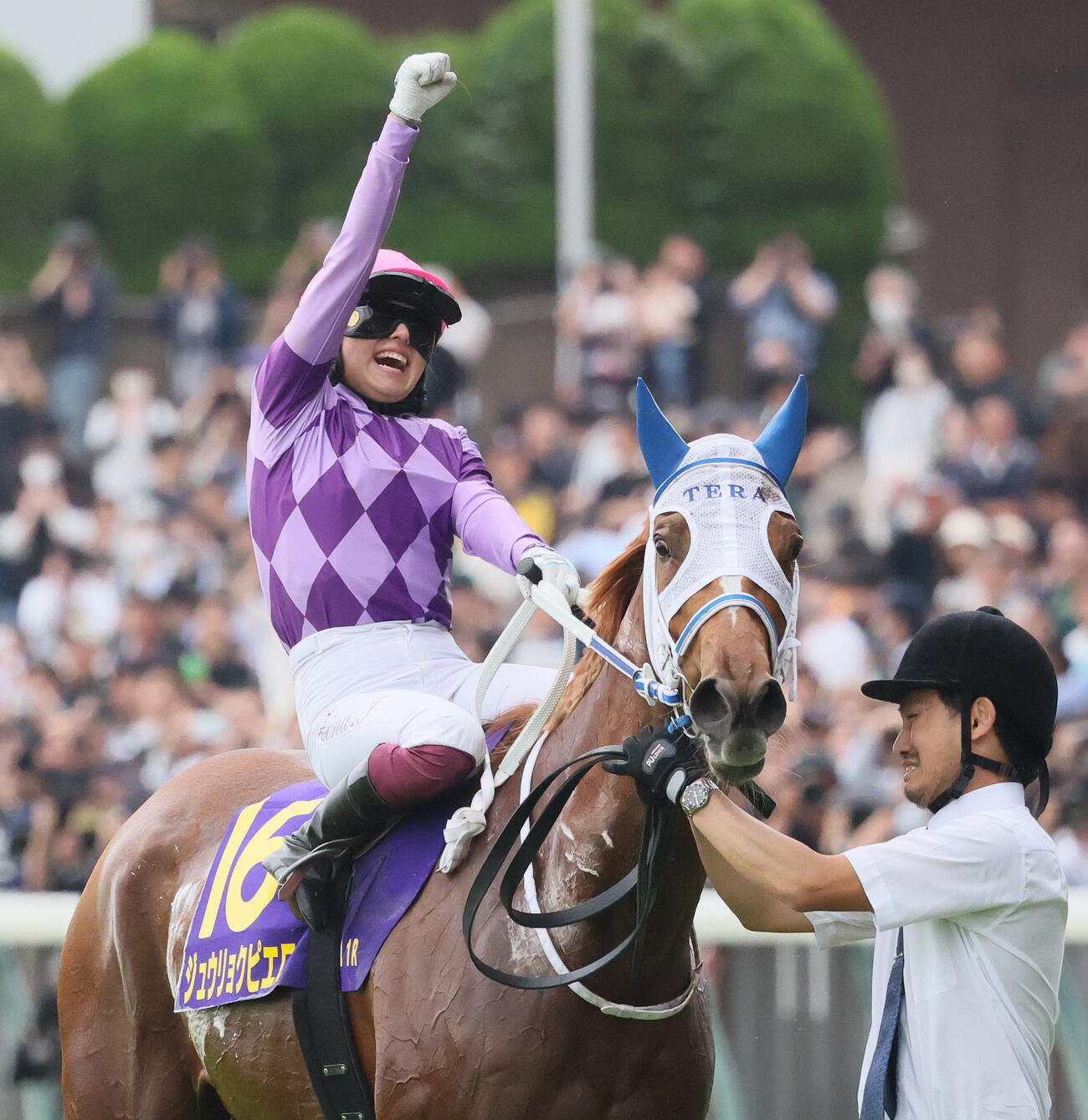 ジュウリョクピエロでオークスを制し右手を突き上げる今村聖奈騎手（撮影・丹羽敏通）