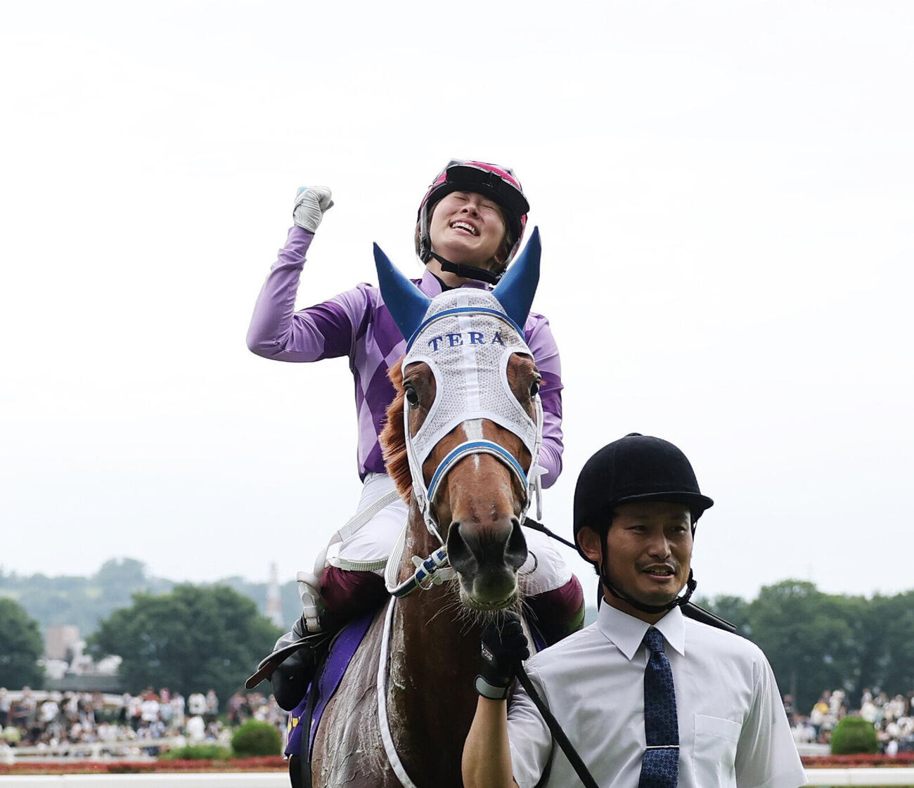 ジュウリョクピエロでオークスを制した今村聖奈騎手は天を仰ぎガッツポーズ（撮影・鈴木正人）
