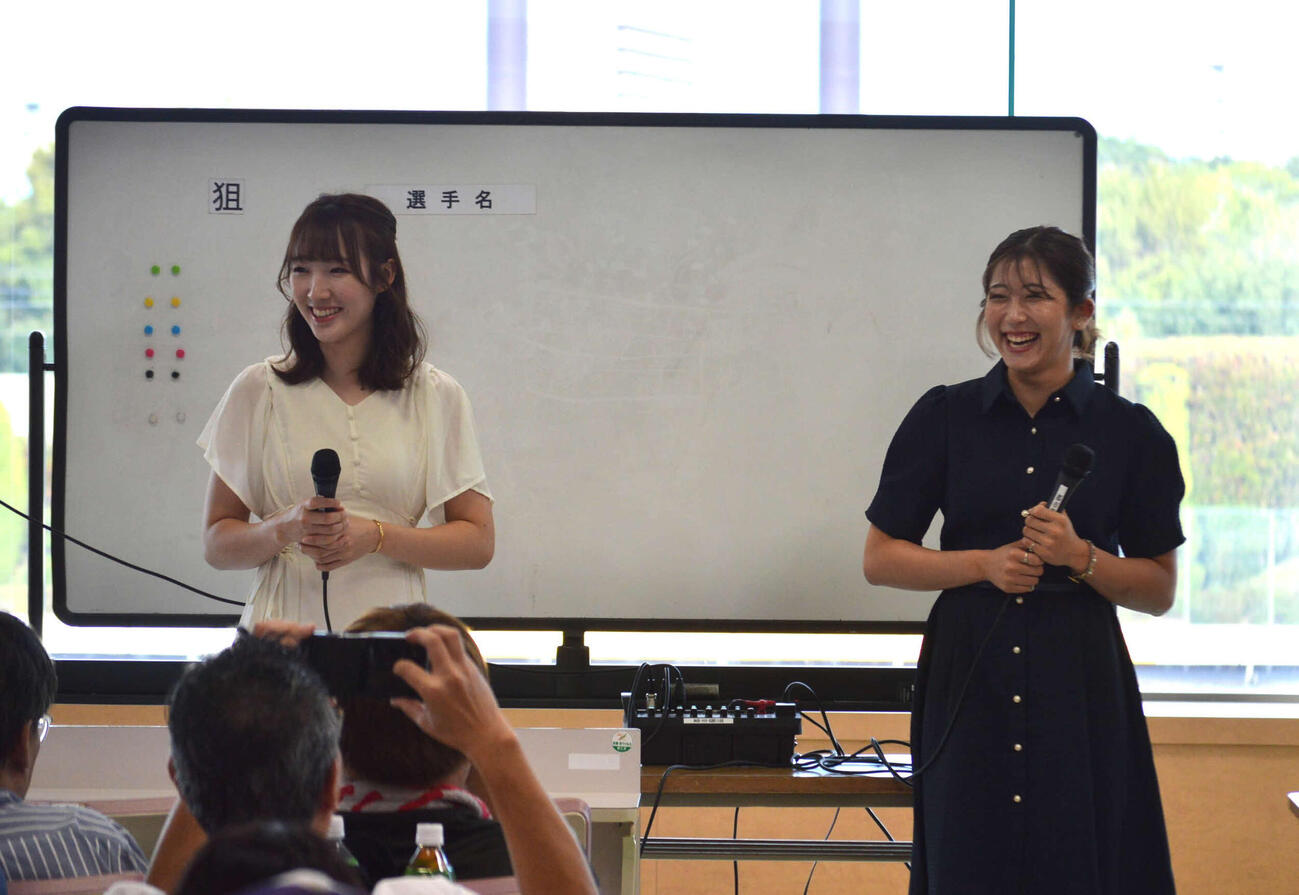 ファンミーティングを行った永島まなみ騎手（左）と今村聖奈騎手（2025年撮影）