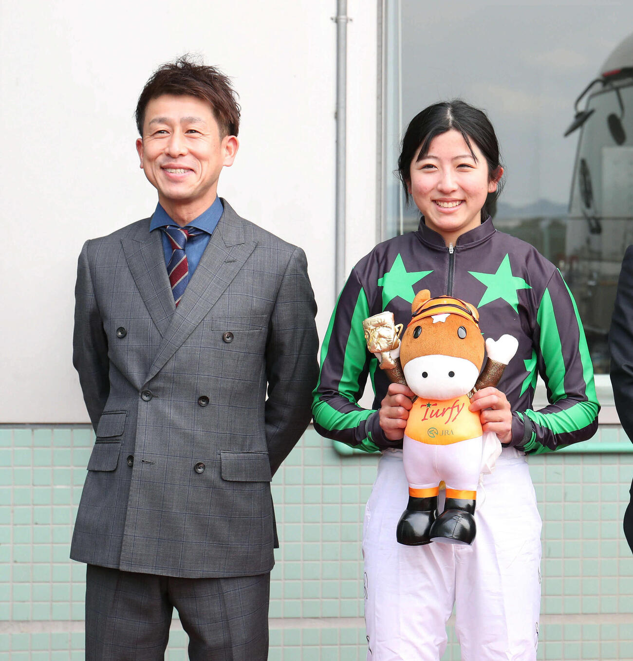 父の康成調教助手（左）と記念写真に納まる今村聖奈騎手（2022年撮影）