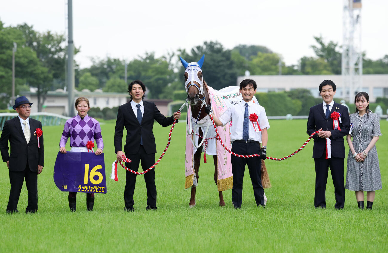 ジュウリョクピエロでオークスを制し口取りに臨む飛野代表の飛野正昭さん（左）（撮影・鈴木正人）