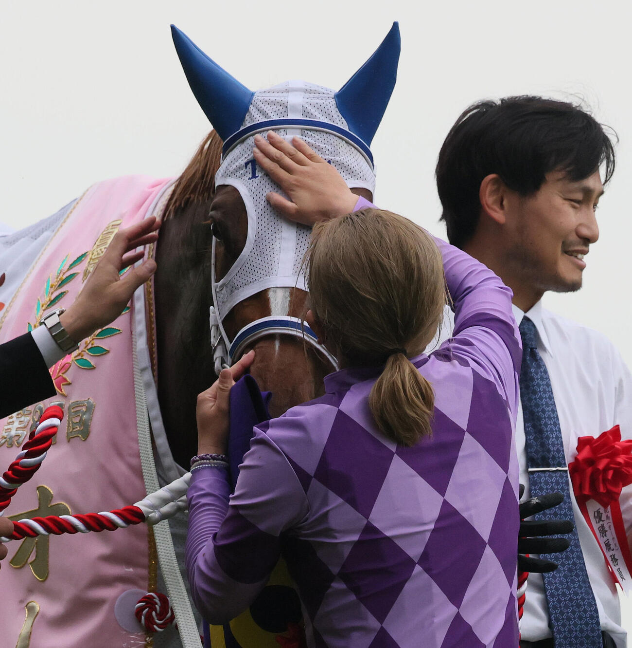 オークスを制したジュウリョクピエロをねぎらう今村聖奈騎手（撮影・丹羽敏通）