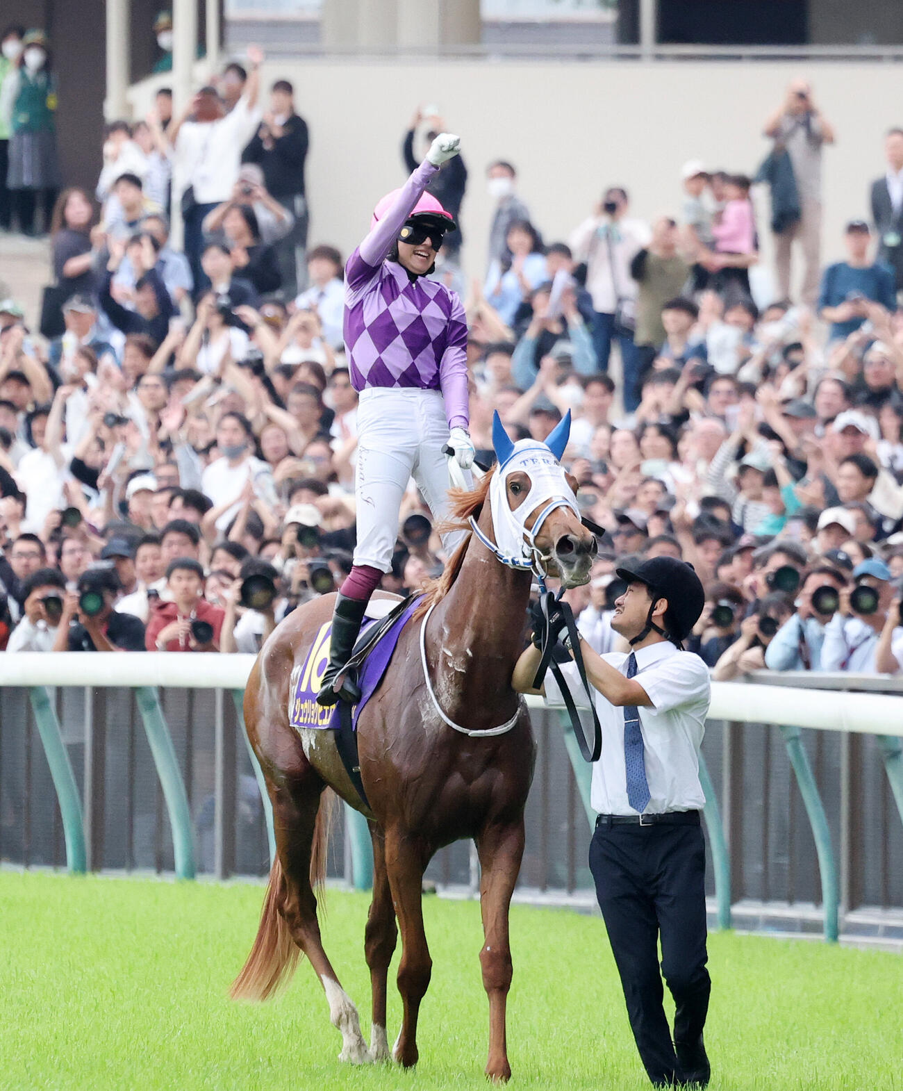 オークスを制したジュウリョクピエロとガッツポーズする今村聖奈騎手（撮影・鈴木正人）