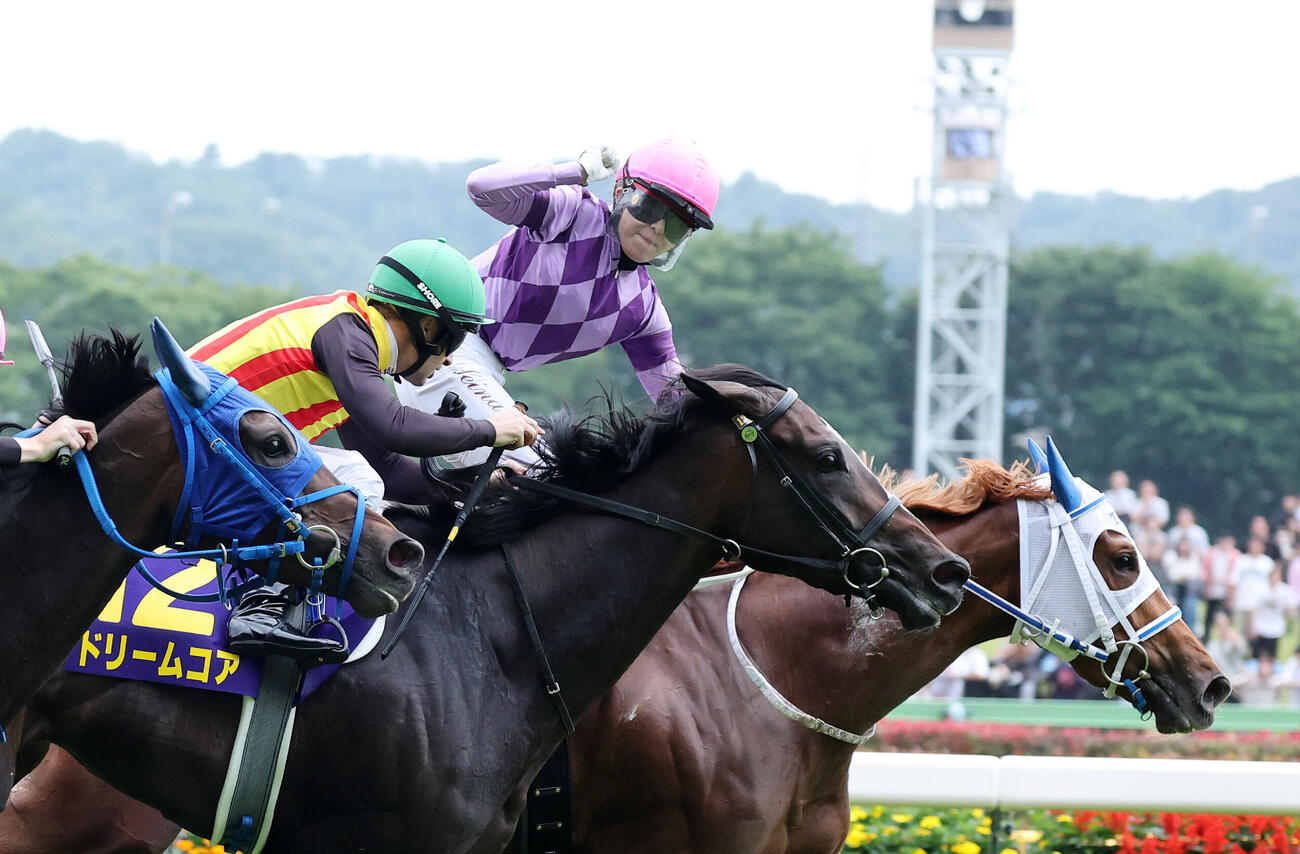 東京11R、ジュウリョクピエロでオークスを制してガッツポーズする今村聖奈騎手（撮影・鈴木正人）