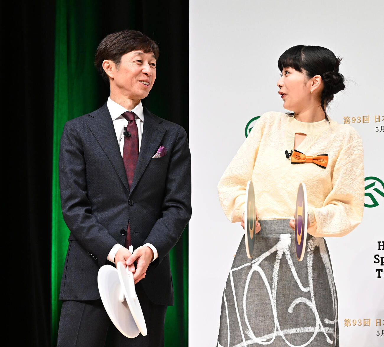 日本ダービーPR発表会でクイズに参加した武豊騎手。右は見上愛（撮影・千葉一成）