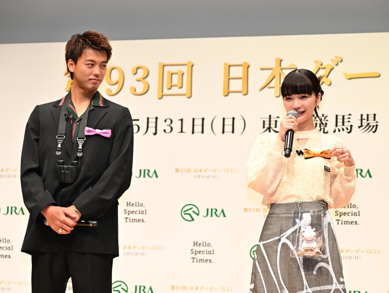 日本ダービーPR発表会に登場した竹内涼真（左）と見上愛（撮影・千葉一成）