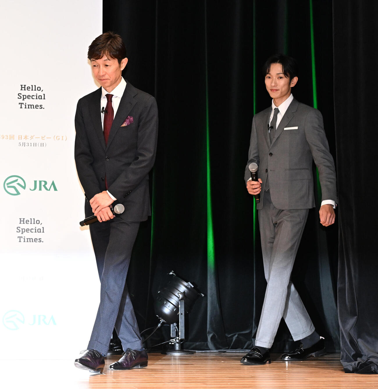 日本ダービーPR発表会に登場した武豊騎手（左）と坂井瑠星騎手（撮影・千葉一成）