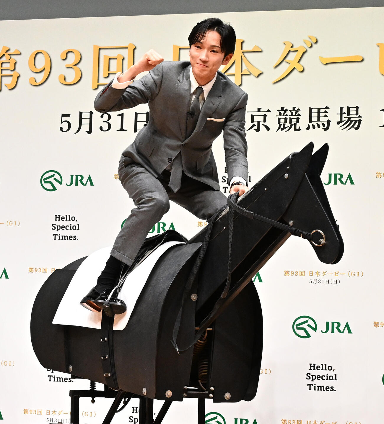 日本ダービーPR発表会で木馬にまたがりポーズをとる坂井瑠星騎手（撮影・千葉一成）