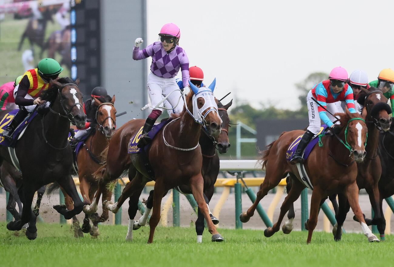 ジュウリョクピエロでオークスを制し、ガッツポーズする今村聖奈騎手。左は2着ドリームコア