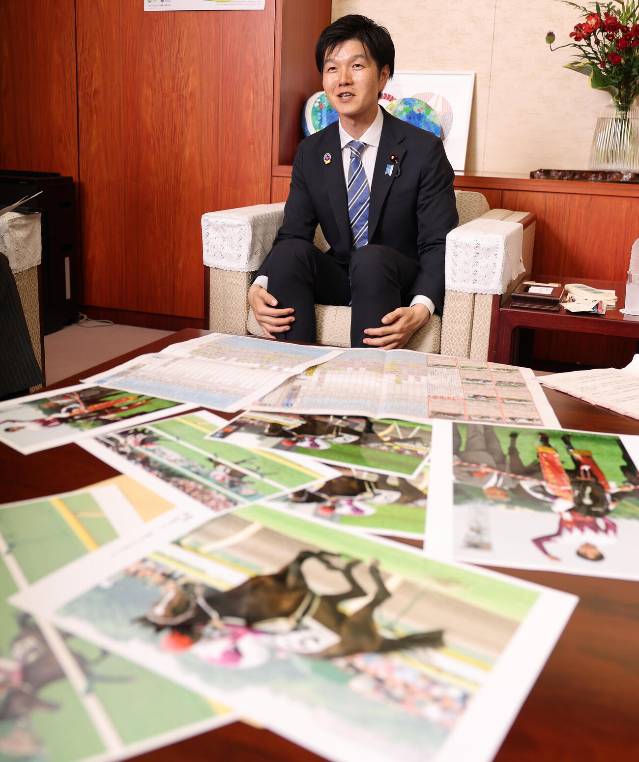 インタビューに応じる鈴木憲和農林水産大臣（撮影・野上伸悟）