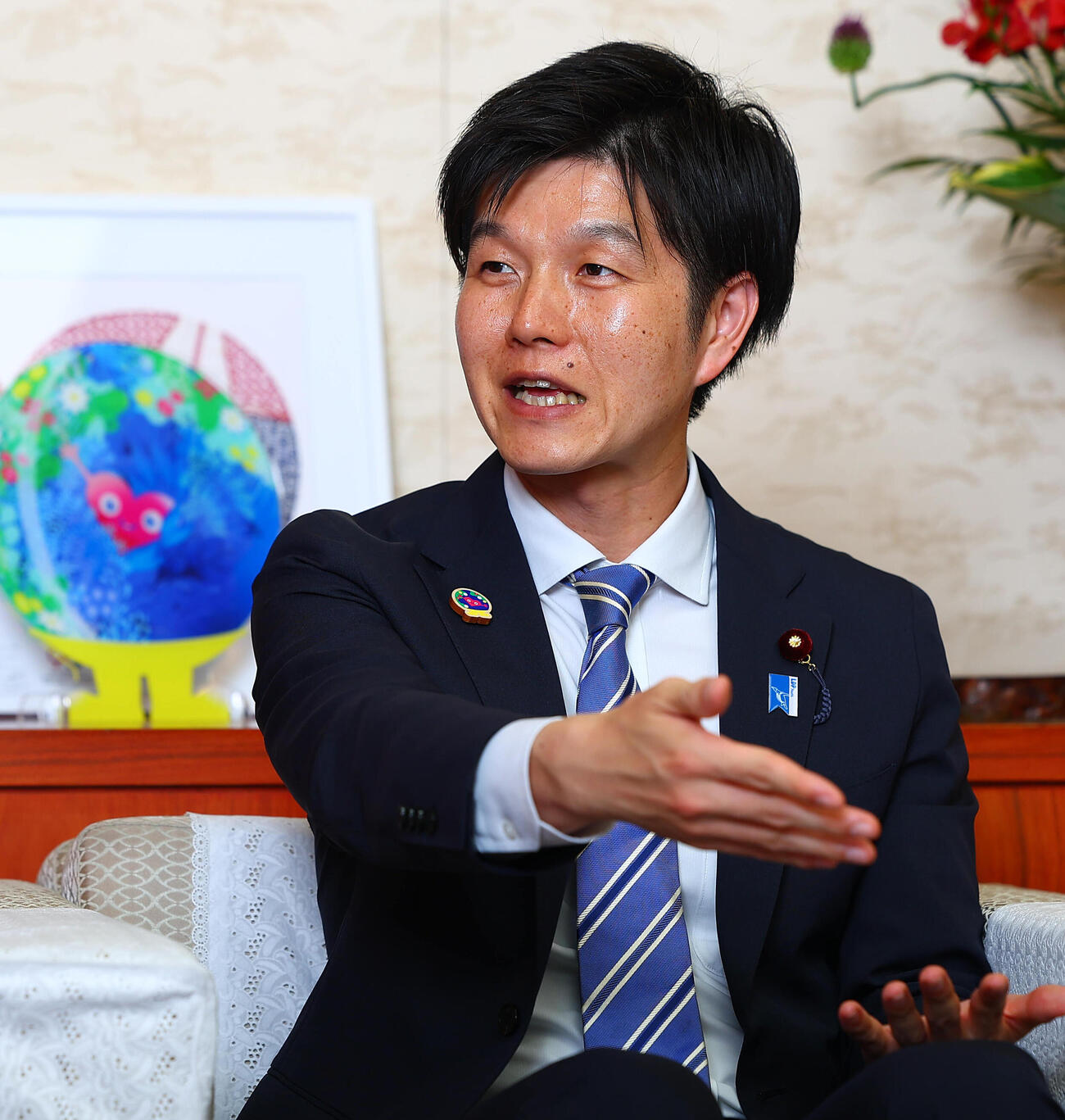 インタビューに応じる鈴木憲和農林水産大臣（撮影・野上伸悟）