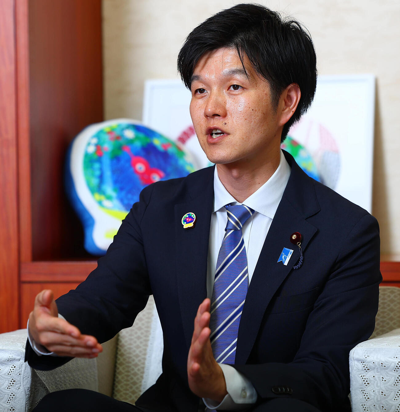 インタビューに応じる鈴木憲和農林水産大臣（撮影・野上伸悟）