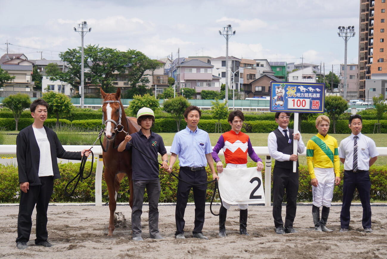 浦和1Rをポピーレッドで勝利し、地方通算100勝を達成した野口寛仁調教師（左から3人目）