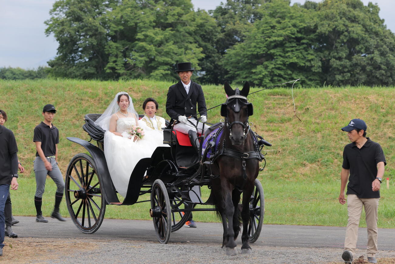 馬上結婚式の写真（浦河町提供）