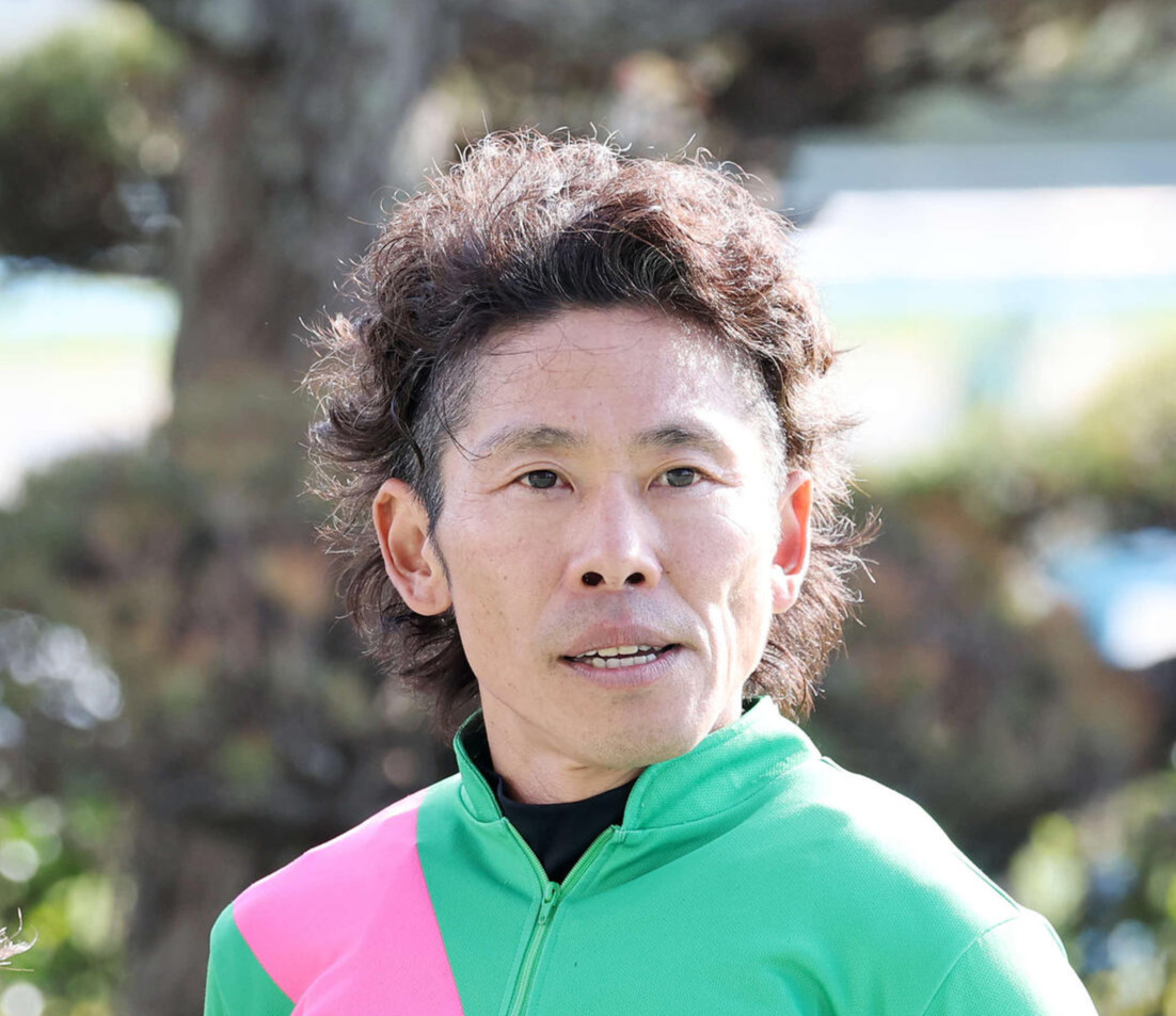 森香澄（左）と握手する小倉大賞典を制した古川吉洋騎手（撮影・鈴木正人）
