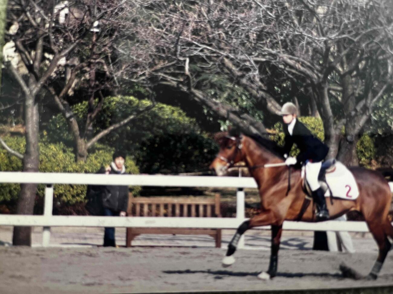 小学校高学年時、乗馬に励む津村騎手（写真は本人提供）