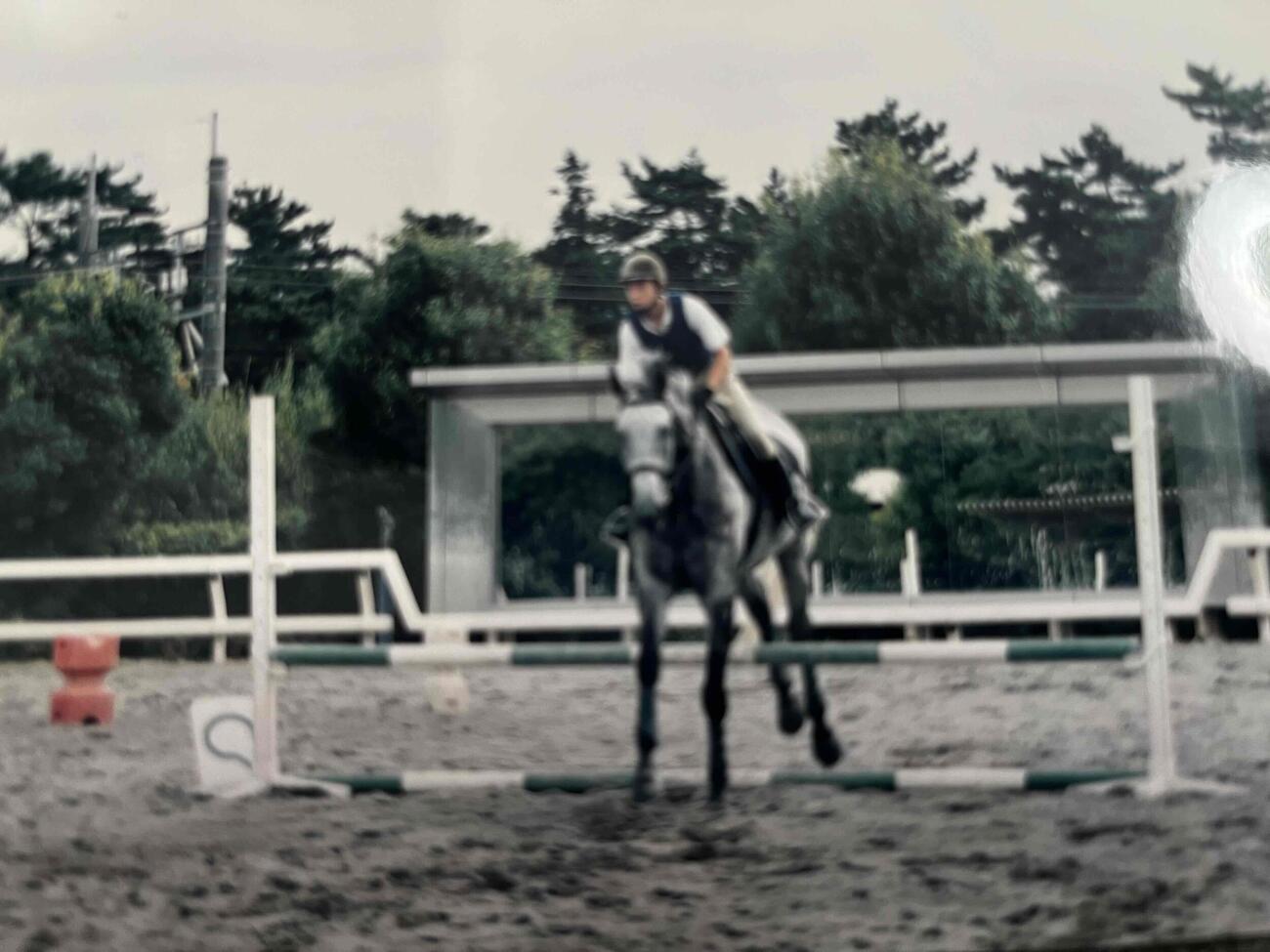 小学校高学年時、障害を飛ばす津村騎手（写真は本人提供）
