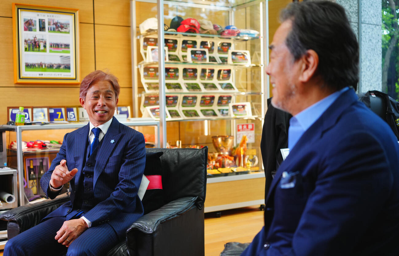 アスクエジンバラの廣崎利洋オーナー（右）と対談する岩田康誠騎手（撮影・垰建太）