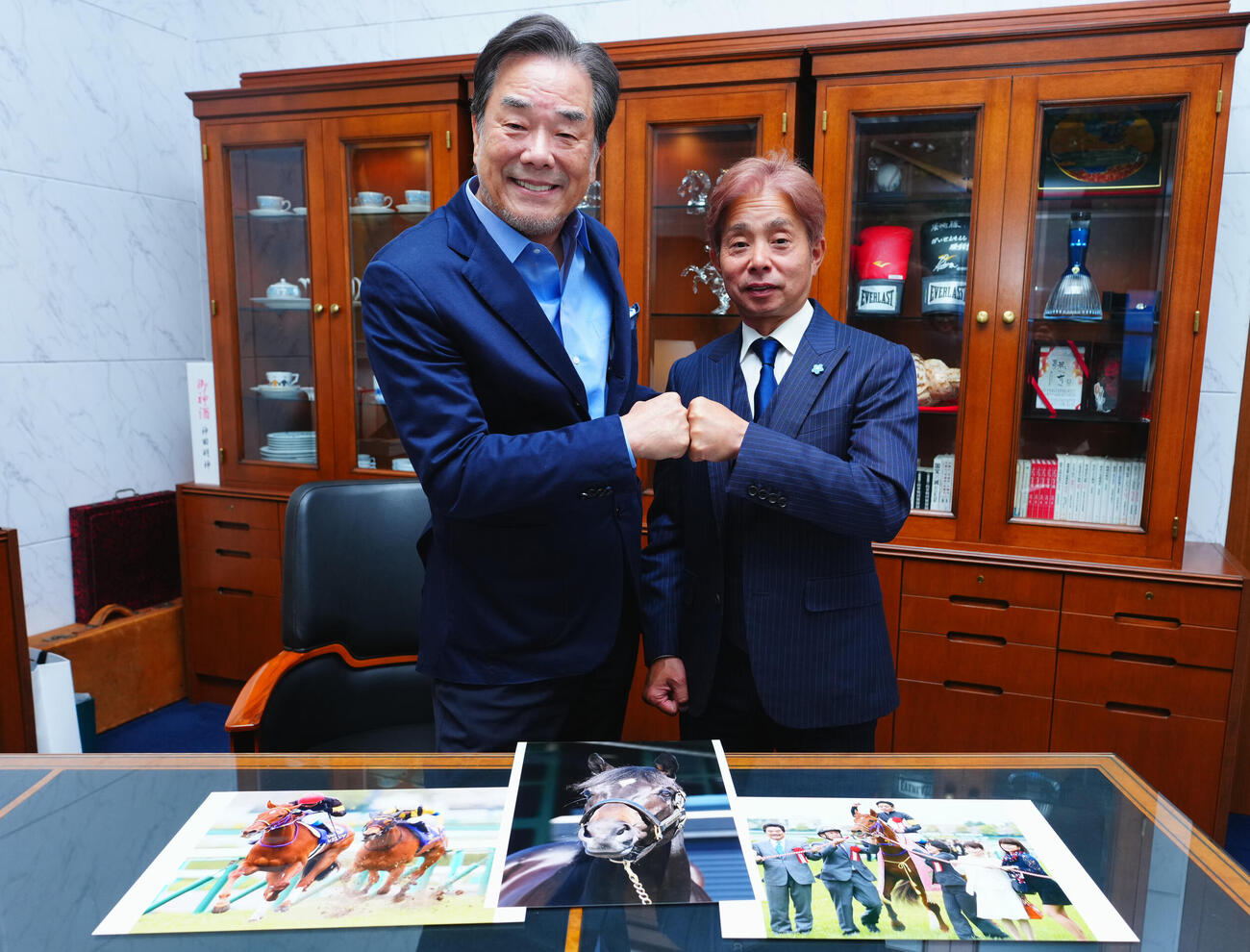 対談を終えグータッチを交わす岩田康誠騎手（右）とアスクエジンバラの廣崎利洋オーナー（撮影・垰建太）