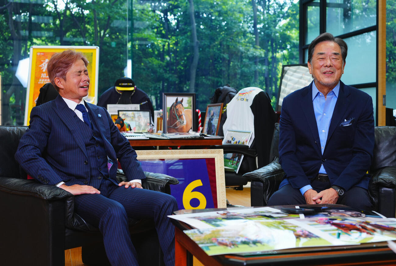対談で笑顔を見せる岩田康誠騎手（左）とアスクエジンバラの廣崎利洋オーナー（撮影・垰建太）