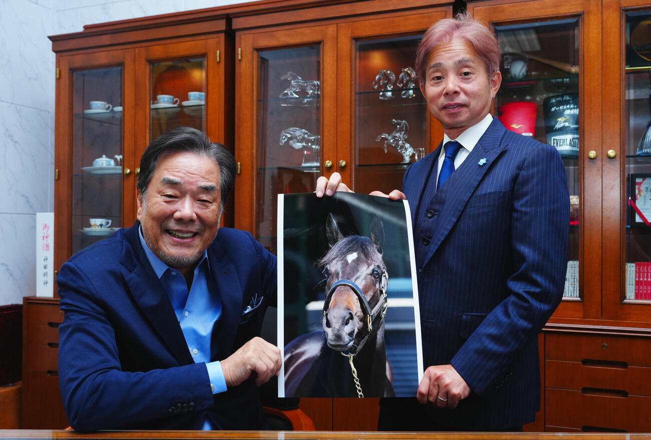 対談を終えアスクエジンバラの写真を手に写真に納まる岩田康誠騎手（右）と廣崎利洋オーナー（撮影・垰建太）