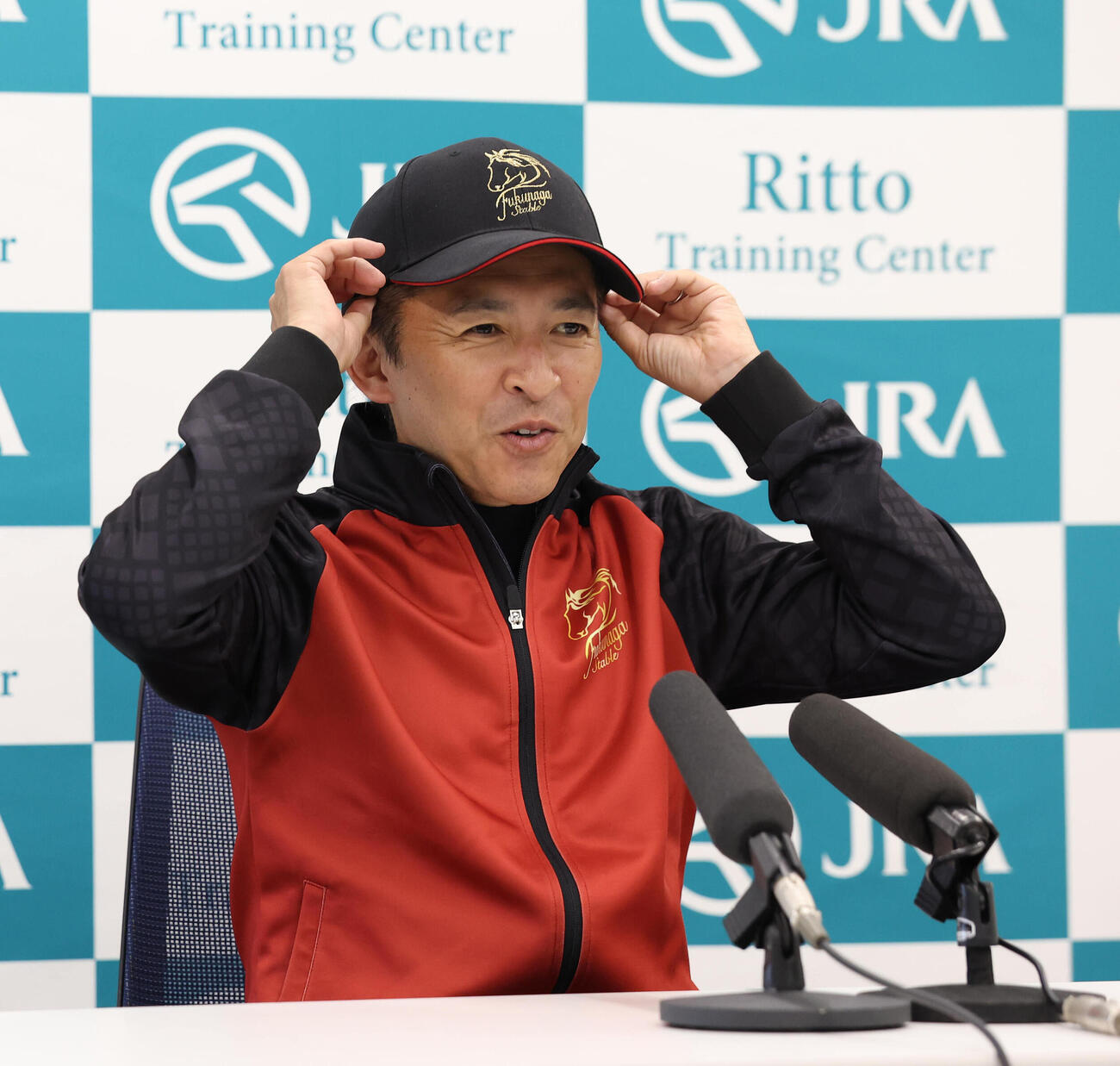 ダービーの共同会見に臨む福永祐一調教師（撮影・白石智彦）
