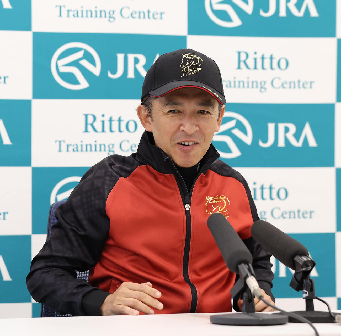 ダービーの共同会見に臨む福永祐一調教師（撮影・白石智彦）