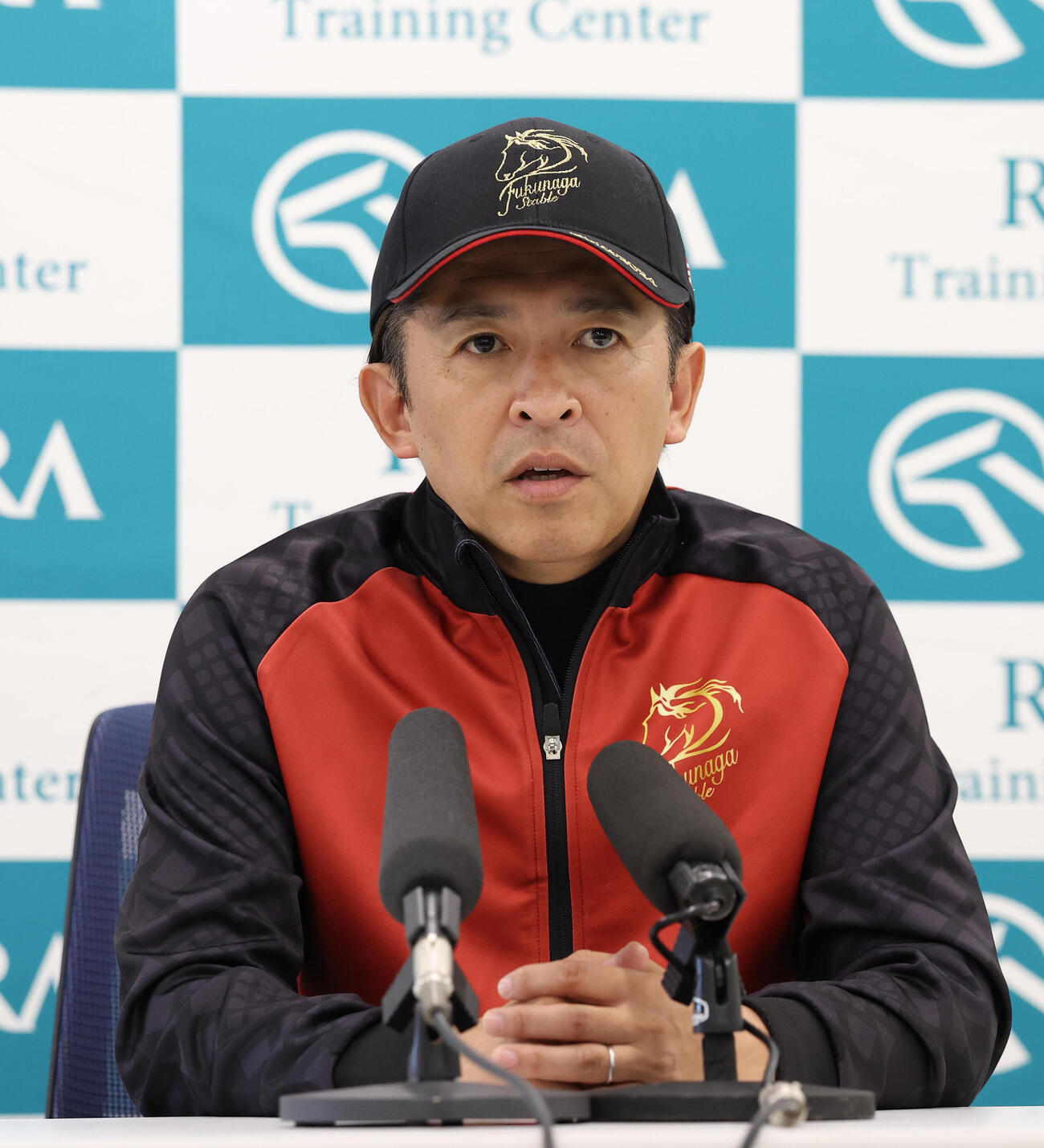 ダービーの共同会見で質問に答える福永祐一調教師（撮影・白石智彦）