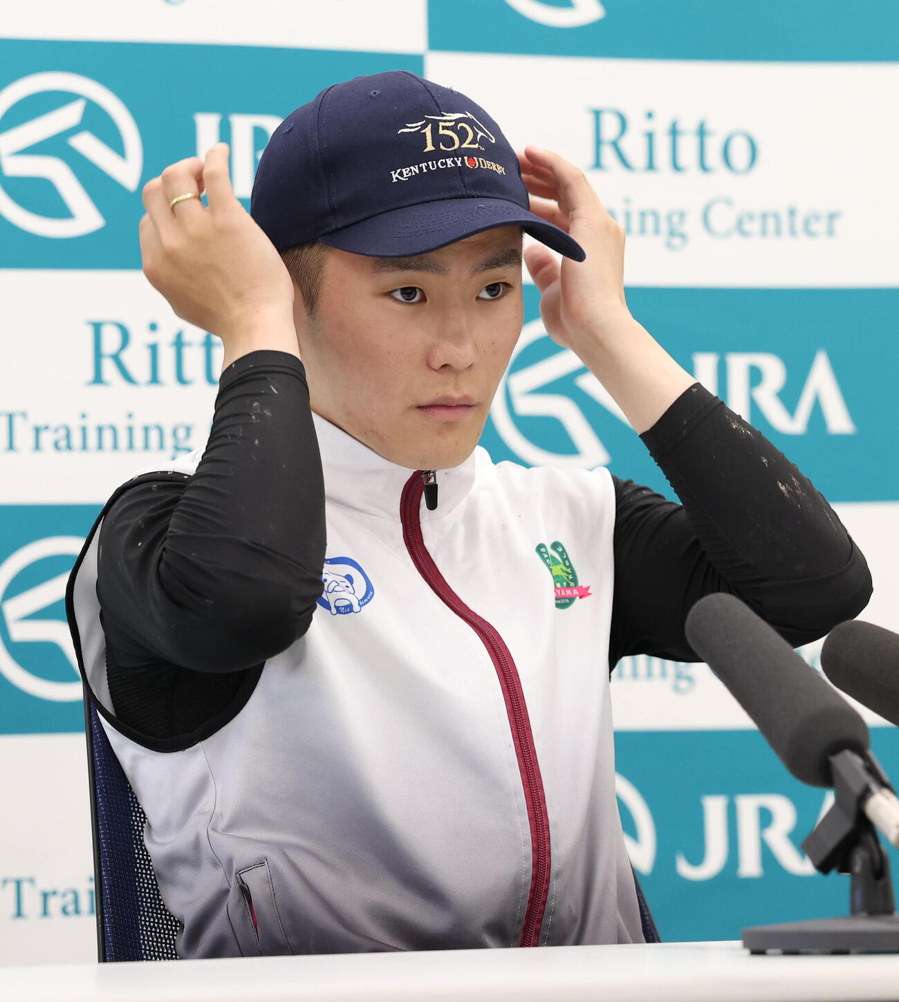 ダービーの共同会見に臨む西村淳也騎手（撮影・白石智彦）