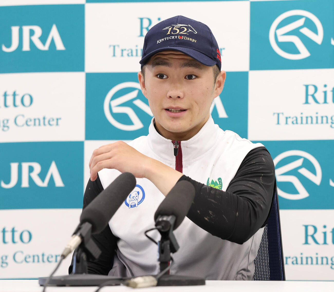ダービーの共同会見で質問に答える西村淳也騎手（撮影・白石智彦）